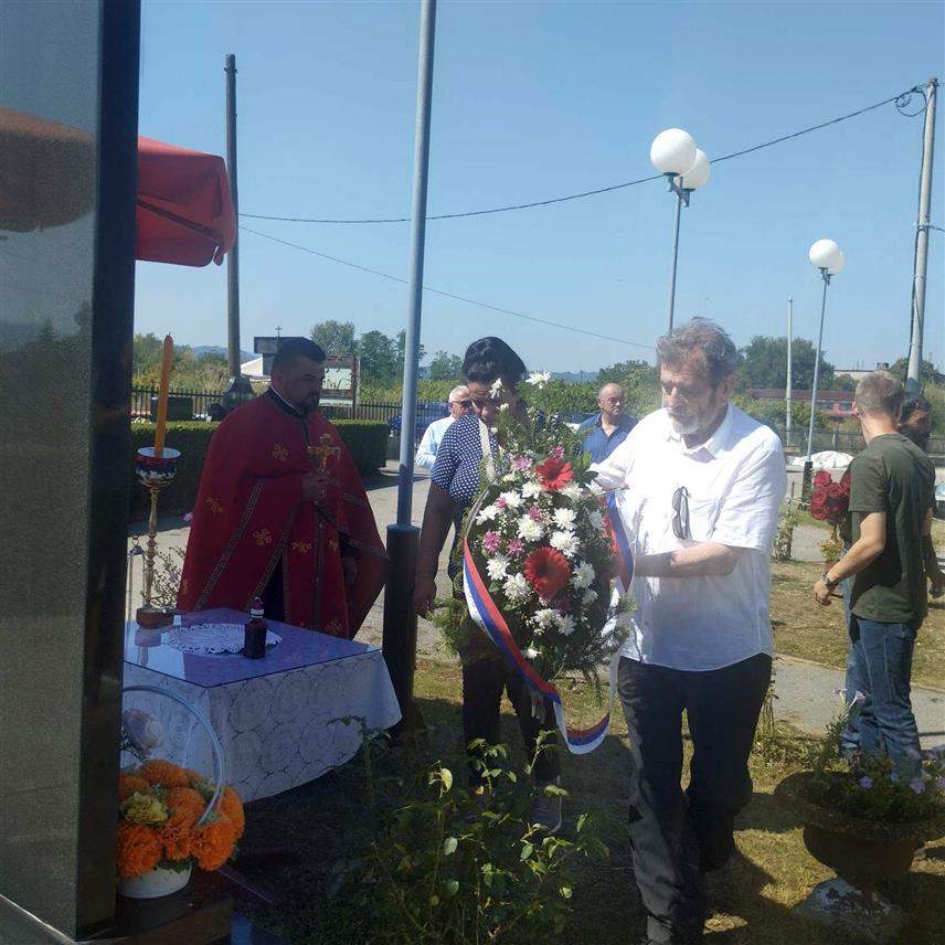 БАЊАЛУКА, 5. АВГУСТА /СРНА/ - У организацији "Веритаса" данас је на бањалучком Пердувовом гробљу служен парастос и положени вијенци код споменика Крајишницима убијеним на Динари 1995. године.