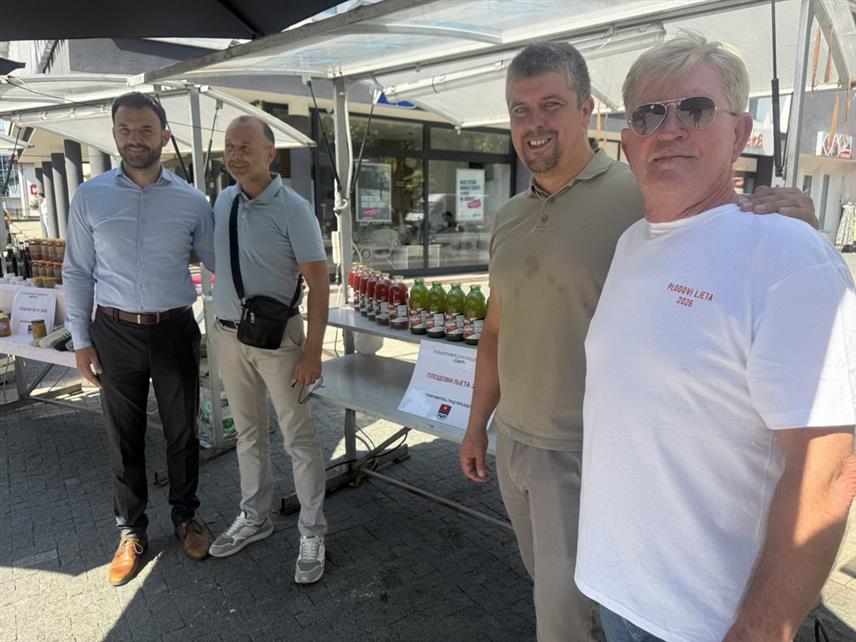 ПРИЈЕДОР, 5. АВГУСТА /СРНА/ - Градоначелник Приједора Слободан Јавор посјетио је данас излагаче на манифестацији "Плодови љета", чији је циљ промоција домаћих производа, повезивање произвођача са потрошачима и јачање свијести о значају куповине локално произведене хране, саопштено је из Градске управе.