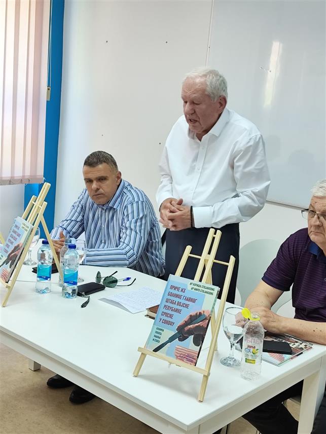 СРЕБРЕНИЦА, 5. АВГУСТА /СРНА/ - У Сребреници је данас промовисана књига "Приче из болнице Главног штаба Војске Републике Српске /ВРС/ у Сокоцу" аутора доктора Борише Стојановића и његовог сина Мира Стојановића, која описује услове организовања ове болнице и нови здравствени систем који је опслуживао око 400.000 становника са тог простора.