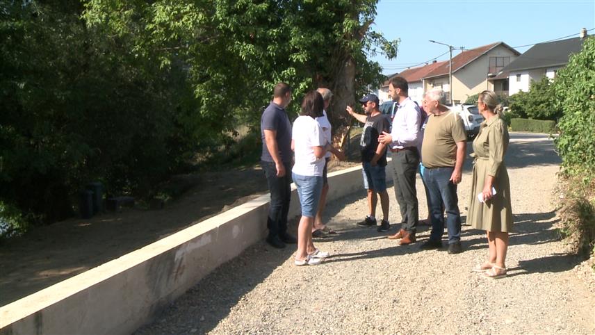 ПРИЈЕДОР, 6. АВГУСТА /СРНА/ - Градоначелник Приједора Слободан Јавор изјавио је данас да је у насељу Тукови завршена изградња парапетног бетонског зида, као једне од низа мјера за заштиту од поплава.	
