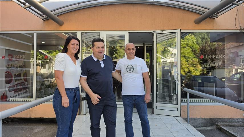 РОГАТИЦА, 6. АВГУСТА /СРНА/ - Предсједник Народне скупштине Републике Српске Ненад Стевандић истакао је данас да је у Рогатици ове године уписано 99 првачића, односно за 52 одсто више него прошле.