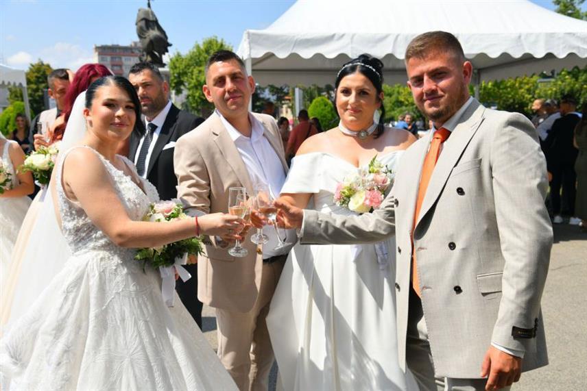 БИЈЕЉИНА, 8. АВГУСТА /СРНА/ - У Бијељини је данас одржано треће колективно вјенчање на којем је брачне завјете размијенило девет парова из овог града, али и из Угљевика, Добоја, Брода и Зенице.
