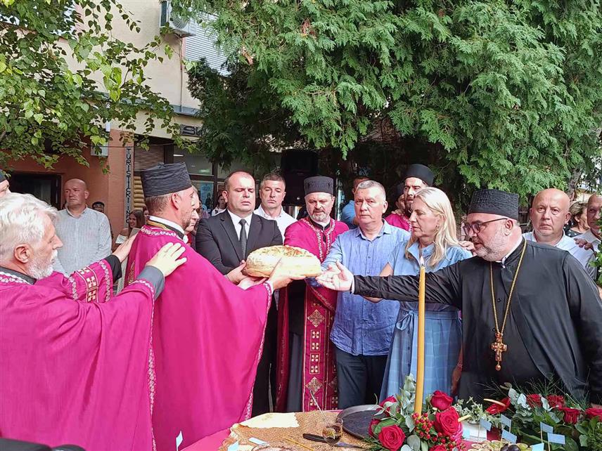 ЗВОРНИК, 8. АВГУСТА /СРНА/ - У Зворнику је поводом крсне славе града - Свете Петке Трнове након вечерње службе и литије градским улицама обављен и обред ломљења славског колача на платоу љетне позорнице испред Народне библиотке и музејске збирке у којем је учествовала и српски члан Предсједништва БиХ Жељка Цвијановић.