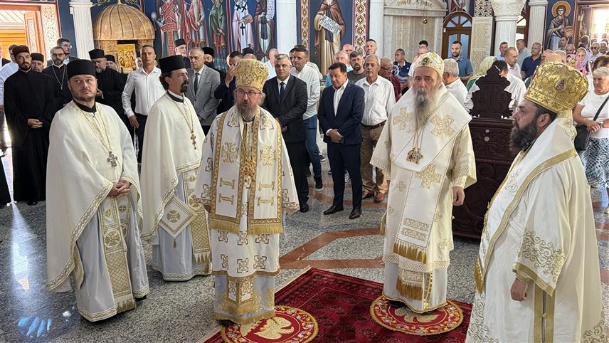 ТЕСЛИЋ, 8. АВГУСТА /СРНА/ - Његово високопреосвештенство митрополит зворничко-тузлански Фотије служи Свету литургију у Спомен–храму Пресвете Тројице у Теслићу, у чијој порти ће данас бити освештани темељи парохијског дома посвећеног краљу Драгутину.