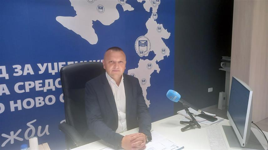 ИСТОЧНО САРАЈЕВО, 8. АВГУСТА /СРНА/ - Директор Завода за уџбенике и наставна средства Републике Српске Предраг Спасојевић рекао је Срни да је све спремно за нову школску годину, да је почела дистрибуција бесплатних уџбеника за све ученике основних школа у Српској, те да су у току припреме и штампање уџбеника за средње школе.