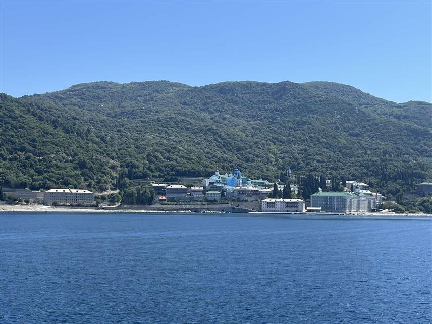 БАЊАЛУКА, 9. АВГУСТА /СРНА/ - Крстарење уз обалу Свете Горе из грчког мјеста Уранополис један је од ријетких начина да туристи, а посебно жене којима није дозвољен улазак у ову монашку државу изблиза виде дио једног од највећих православних духовних средишта.