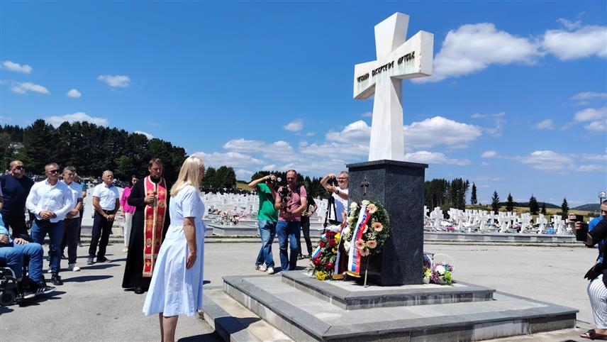 СОКОЛАЦ, 9. АВГУСТА /СРНА/ - На Српском војничком гробљу Нови Зејтинлик на Сокоцу данас је служен парастос и положени су вијенци у оквиру обиљежавања славе Савеза ратних војних инвалида /РВИ/ Републике Српске - Светог великомученика Пантелејмона, а вијенац је положила и српски члан Предсједништва БиХ Жељка Цвијановић.