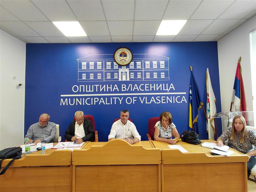 ВЛАСЕНИЦА, 10. СЕПТЕМБРА /СРНА/ - У Власеници је данас на састанку представника општинске управе, породица погинулих бораца, Борачке организације, ратних војних инвалида и извођача радова усаглашен пројекат комплетне реконструкције војничког гробља и изградње новог спомен-комплекса.