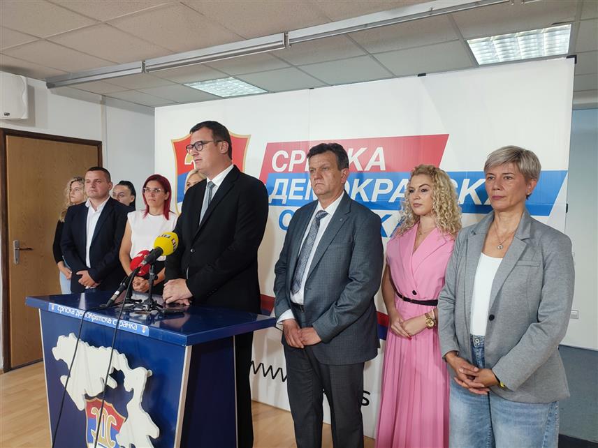 БАЊАЛУКА, 10. СЕПТЕМБРА /СРНА/ - Кандидат СДС-а за српског члана Предсједништва БиХ Маринко Божовић на конференцији за новинаре у Бањалуци.