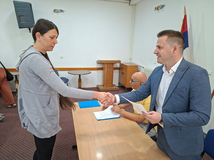 ФОЧА, 11. СЕПТЕМБРА /СРНА/ - Градска управа Фоча исплатила је данас по 500 КМ за 81 новорођено дијете у овој години, колико их је до сада пријављено на јавни позив, који остаје отворен, па ће до краја године бити обухваћена сва новорођенчад.