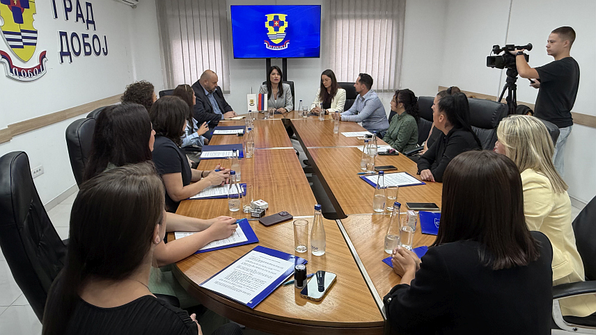 ДОБОЈ, 11. СЕПТЕМБРА /СРНА/ - Замјеник градоначелника Добоја Дијана Каленић потписала је данас трипартитне уговоре са 10 предузетница које ће у оквиру трећег јавног позива подршке женском предузетништву добити по 13.160 КМ.