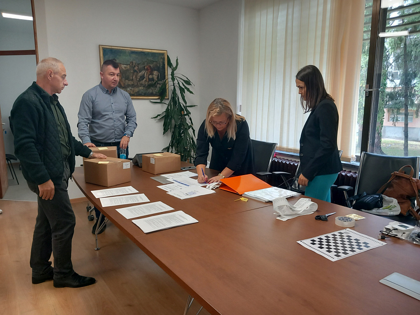 ПРИЈЕДОР, 11. СЕПТЕМБРА /СРНА/ - У Приједору је каснила достава гласачких листића за тестне изборе, док у Оштру Луку и Петровац/Дринић они још нису стигли.
