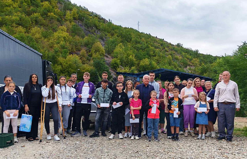 ЈАРИЊЕ, 12. СЕПTЕМБРA /СРНА/ - На административном прелазу Јариње данас су уручене четворомјесечне стипендије за 21 српско дијете са Косова и Метохије, укупне вриједности 9.300, обезбијеђене посредством Одбора за помоћ Србима Косова и Метохије.