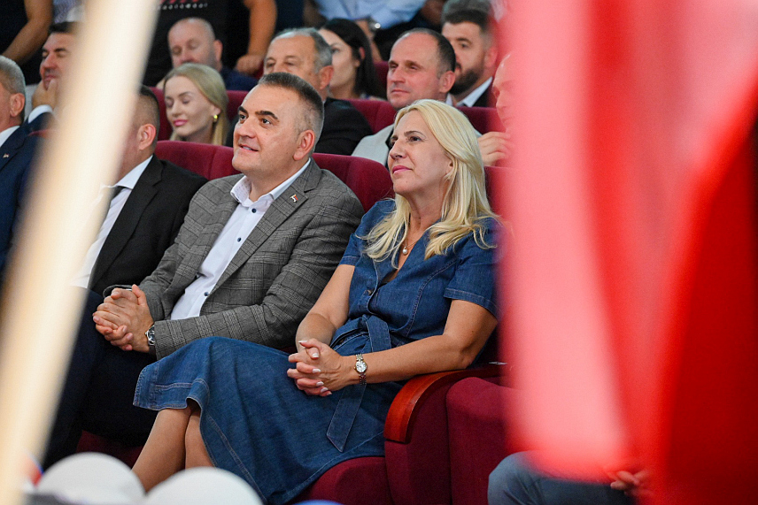 ФОЧА, 12. СЕПТЕМБРА /СРНА/ - Кандидати СНСД-а за предсједника Републике Српске и за  српског члана Предсједништва БиХ Саво Минић и Жељка Цвијановић на трибини "Разговор са грађанима" која је одржана у Фочи.