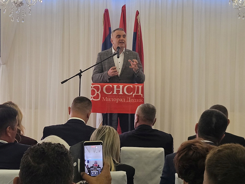 ГАЦКО, 12. СЕПТЕМБРА /СРНА/ - Кандидат СНСД-а за предсједника Републике Српске Саво Минић на предизборној трибини "Разговор са грађанима" у Гацку.