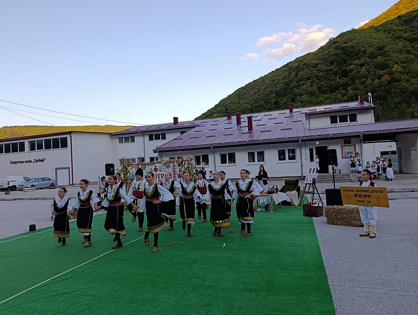 ЈЕЗЕРО, 12. СЕПТЕМБРА /СРНА/ - Фолклорна секција "Бисери Пливе" из Језера организовала је вечерас у овој локалној заједници Смотру фолклора "Језеро" под слоганом "Традиција која спаја људе", која је окупила око 120 учесника.