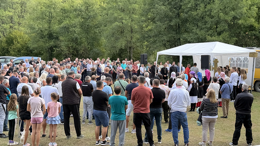 ЛУКАВАЦ, 13. СЕПТЕМБРА /СРНА/ - У Бријесници Горњој код Лукавца одржан је 12. Завичајни сабор Бријесничана и пољска јесења молитва, који су окупили расељене Србе са тог подручја с циљем да обезбиједе услове за одрживи повратак, јер је послије 31 годинe у селу које је бројало 570 становника, а 1995. године сравњено до темеља, обновљено само пет кућа и то властитим средствима.