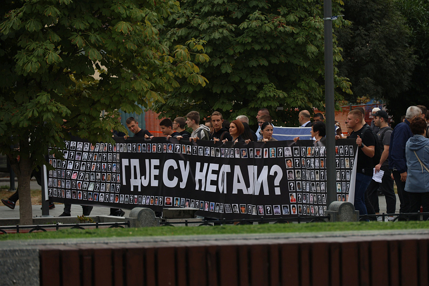 БАЊАЛУКА, 14. СЕПТЕМБРА /СРНА/ - Шетња "Кораци сјећања" од Народног позоришта до Храма Христа Спаситеља, уз транспарент "Гдје су нестали" одржан данас поводом Дана погинулих и несталих у Одбрамбено-отаџбинском рату Републике Српске. /Фото - Борислав Здриња/