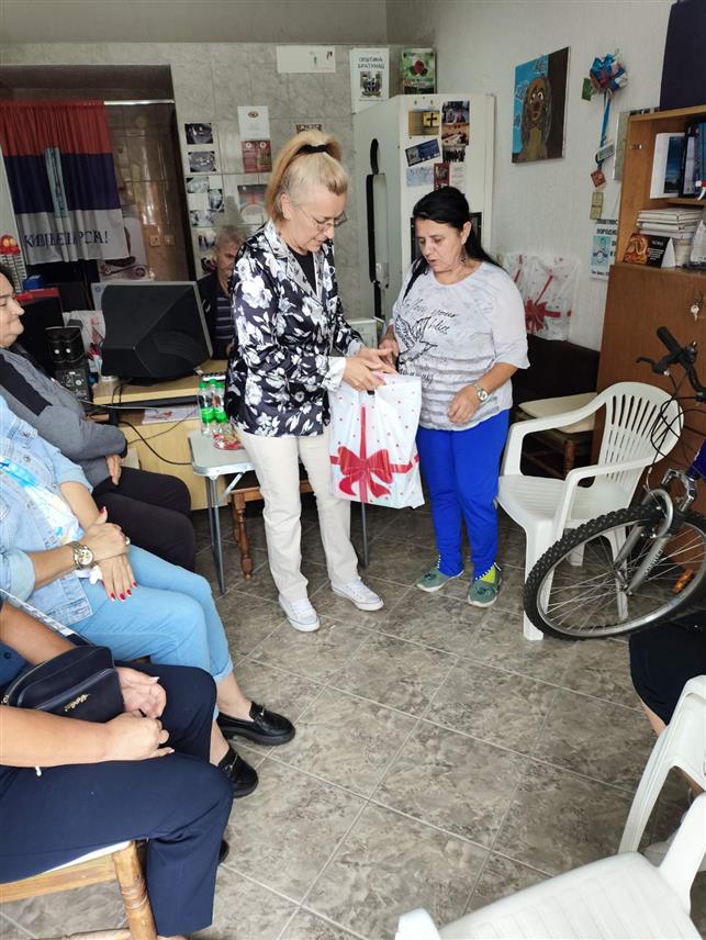 БРАТУНАЦ, 14. СЕПТЕМБРА /СРНА/ - Представници Организације породица погинулих и заробљених бораца и несталих цивила општине Братунац уручили су данас помоћ за 13 породица, чланова ове организације, Дана погинулих и несталих Републике Српске.