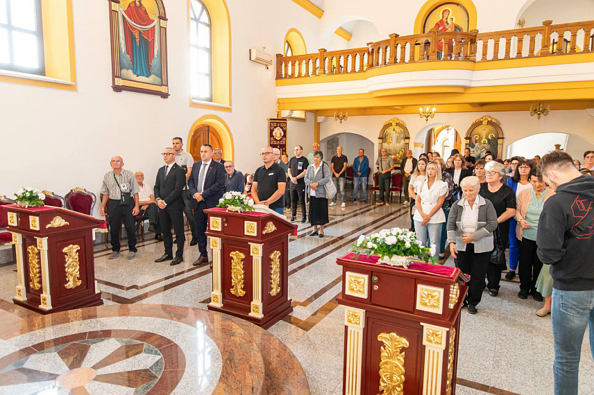 ПРЊАВОР, 14. СЕПТЕМБРА /СРНА/ - Поводом обиљежавања Дана несталих и погинулих у Храму Светог великомученика Георгија у Прњавору служен је парастос за погинуле и нестале борце Војске Републике Српске.