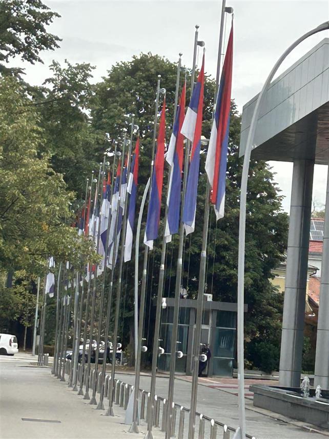 БАЊАЛУКА, 14. СЕПТЕМБРА /СРНА/ - Улице Бањалуке окићене су заставама Републике Српске и Србије поводом обиљежавања Дана српског јединства, слободе и националне заставе.