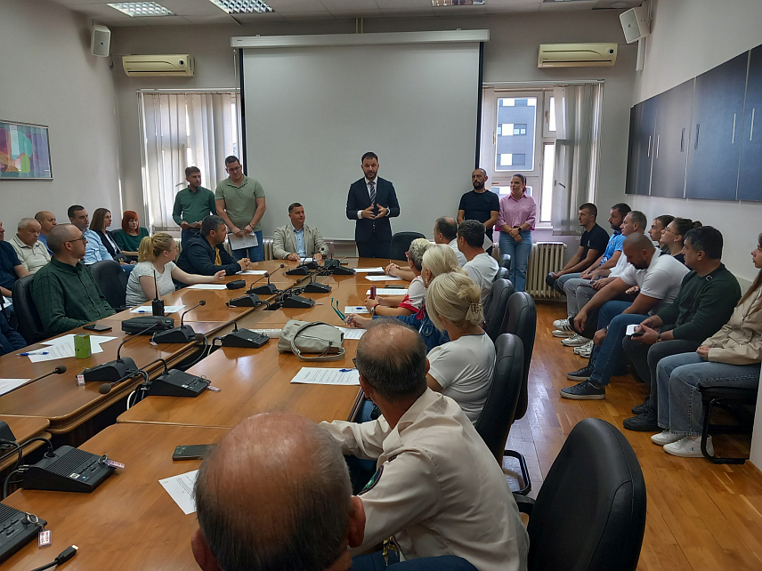 ПРИЈЕДОР, 15. СЕПТЕМБРА /СРНА/ - Из буџета града Приједора са 192.105 КМ биће финансирани пројекти удружења и фондација, омладинских организација и спортских клубова и са њиховим представницима градоначелник Слободан Јавор данас је потписао уговоре о реализацији тих пројеката.