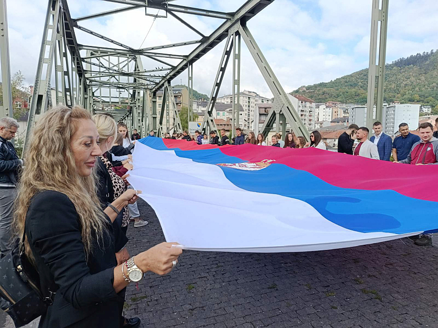 ЗВОРНИК/МАЛИ ЗВОРНИК, 15. СЕПТЕМБРА /СРНА/ - Млади из Зворника и Малог Зворника који су се данас састали на мосту краља Александра Првог Карађорђевића поводом Дана српског јединства, слободе и националне заставе.