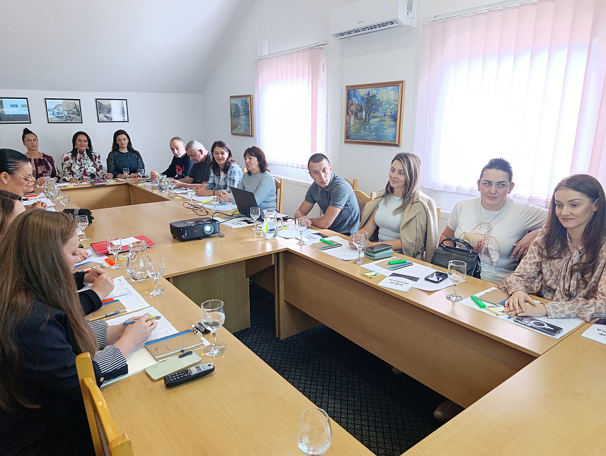 ЈЕЗЕРО, 15. СЕПТЕМБРА /СРНА/ - У Језеру је данас одржана радионица за жене које желе покренути и развијати властити бизнис, а фокус је био на проналажењу грантова, припреми квалитетног бизнис плана, буџета и пријави која повећава шансе за одобравање средстава.
