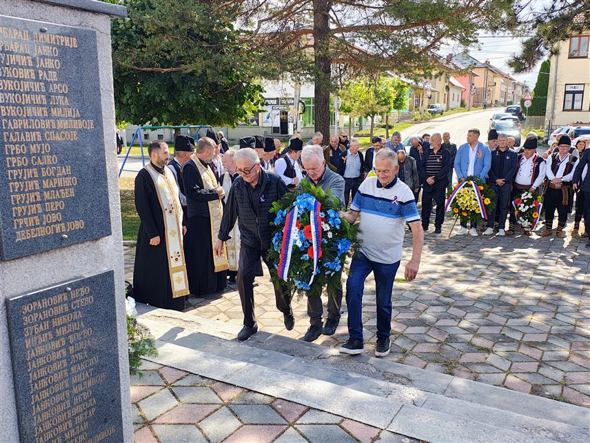 СОКОЛАЦ, 15. СЕПТЕМБРА /СРНА/ - На Сокоцу је данас служен помен и положени вијенци на Споменик солунским добровољцима, поводом обиљежавања Дана српског јединства, слободе и националне заставе, као и Дан почетка пробоја Солунског фронта.