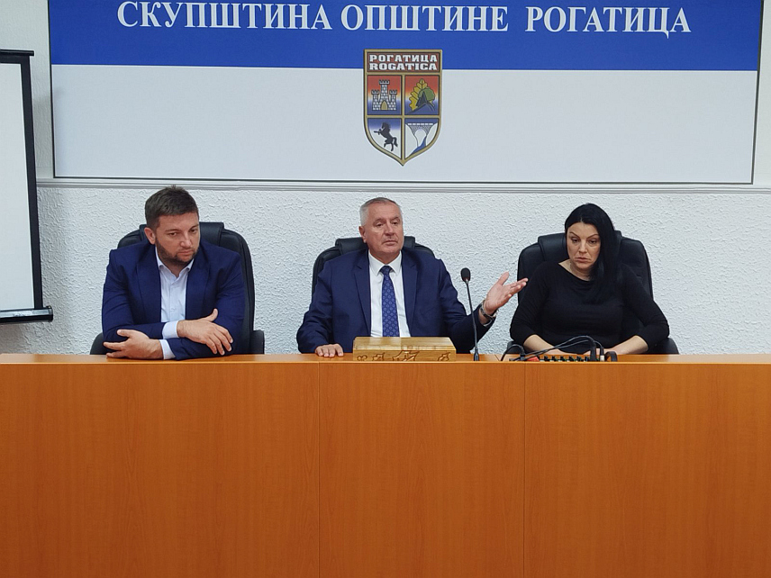 РОГАТИЦА, 15. СЕПТЕМБРА /СРНА/ - Вршилац дужности директора "Аутопутева Републике Српске" Радован Вишковић потписао је данас уговоре о додјели донација за организације, удружења и спортске колективе са подручја Рогатице, Фоче, Рудог и Вишеграда који су аплицирали на јавни позив овог предузећа за додјелу средстава из остварене добити за 2025. годину.