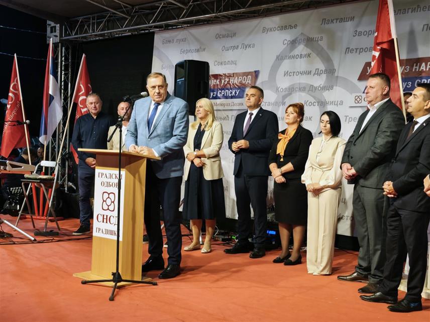 ГРАДИШКА, 15. СЕПТЕМБРА /СРНА/ - СНСД је 24 године побјеђивао на изборима јер је народ процијенио да је најбољи и не одустаје од борбе за народ и Републику Српску, поручио је лидер ове партије Милорад Додик на предизборном скупу у Горњим Подградцима код Градишке.