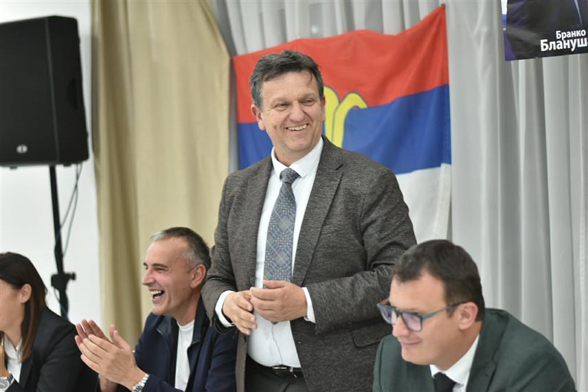 ВЛАСЕНИЦА, 15. СЕПТЕМБРА /СРНА/ - Кандидат СДС-а за предсједника Републике Српске Бранко Блануша у обраћању присутнима на предизборној трибина Српске демократске странке у Власеници.