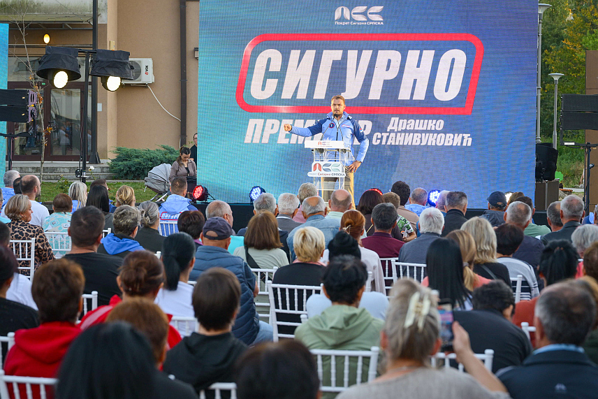 ШИПОВО, 15. СЕПТЕМБРА /СРНА/ - Предсједник Покрета сигурна Српска /ПСС/ Драшко Станивуковић у обраћању присутнима на предизборном скупу те политичке партије у Шипову.