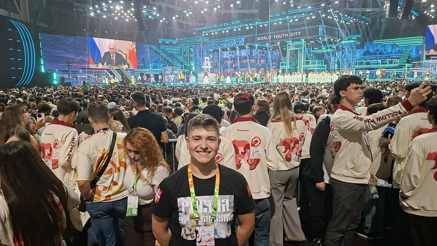 ЈЕКАТЕРИНБУРГ, 16. СЕПТЕМБРА /СРНА/ - Ђорђе Перић из Бијељине, побједник Свјетског купа хармонике у сениорској категорији, учествује на Међународном фестивалу младих у Јекатеринбургу гдје представља Републику Српску међу 10.000 учесника из 191 земље.