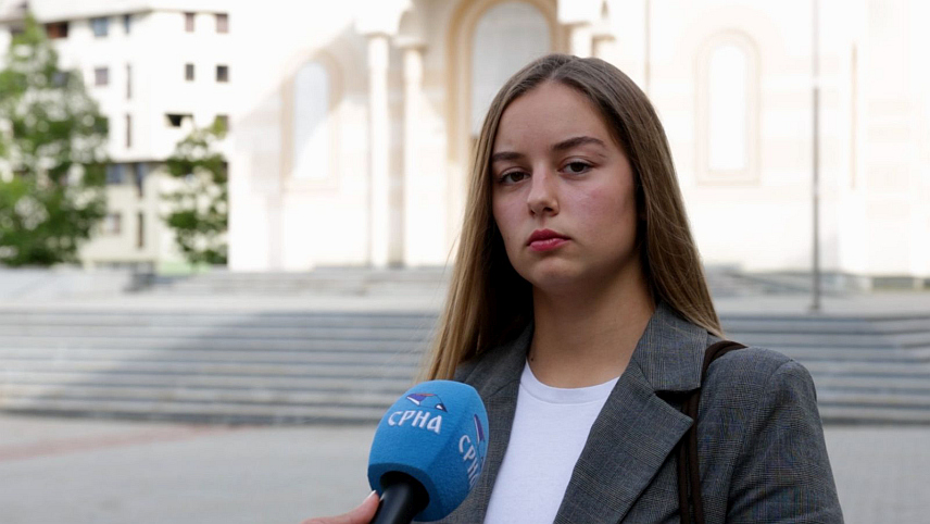 ПАЛЕ, 16. СЕПТЕМБРА /СРНА/ - Студент треће године студијског програма Геодезија и геоинформатика на Грађевинском факултету Универзитета у Сарајеву Теодора Дрињак из Пала одлучила је да студирање настави на бањалучком Универзитету након што је против ње покренут дисциплински поступак по пријави Асоцијације студената и извјесног "Бењамина" због објаве на њеном налогу на друштвеним мрежама.	

