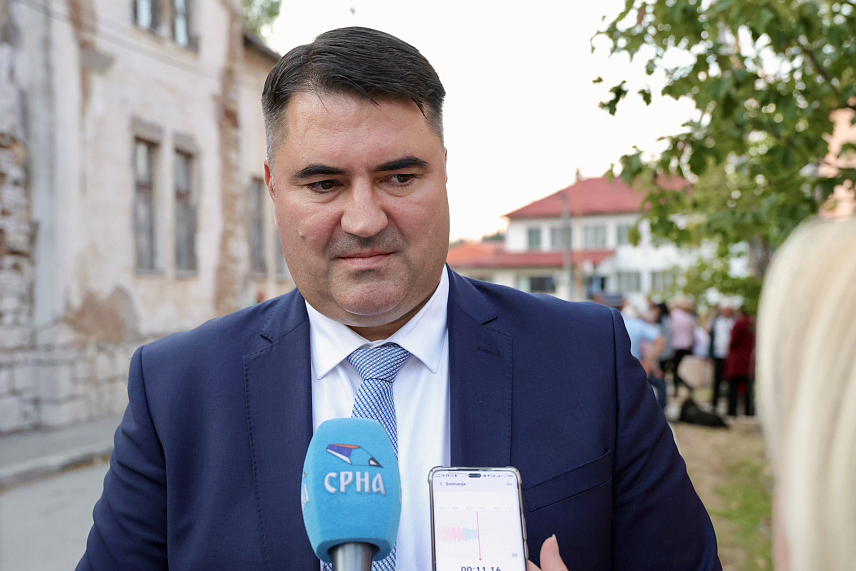 ХАН ПИЈЕСАК, 17. СЕПТЕМБРА /СРНА/ - Кандидат СНСД-а за Представнички дом Парламентарне скупштине БиХ из Изборне јединице три Мирослав Вујичић обраћању новинарима у Хан Пијеску.