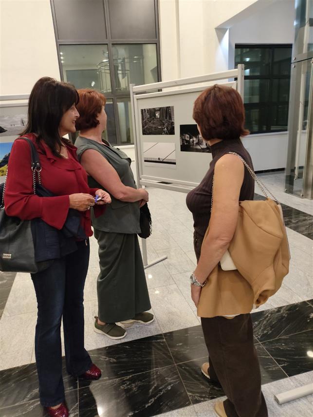 БРАТУНАЦ, 17. СЕПТЕМБРА /СРНА/ - Поводом Дана општине Братунац, који се обиљежава 25. септембра, вечерас је у општинском холу отворена изложба фотографија Предрага Рашевића Врапца из Ваљева.