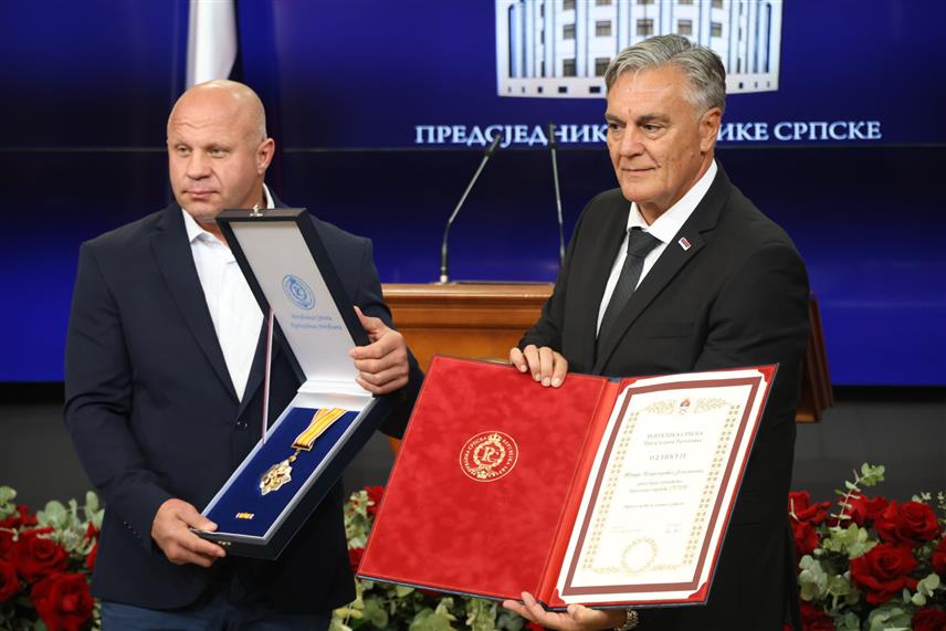 БАЊАЛУКА, 18. СЕПТЕМБРА /СРНА/ - Предсједник Републике Српске Синиша Каран уручио је у Бањалуци прослављеном руском борцу мјешовитих борилачких спортова /ММА/ Фјодору Јемељаненку Орден части са златним зрацима./ФОТО Борислав Здриња/