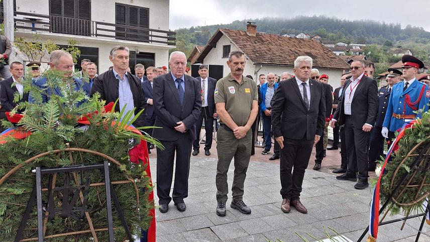 НОВИ ГРАД, 18. СЕПТЕМБРА /СРНА/ - Генерал Момир Зец, пуковник Владо Живковић, некадашњи командант Прњаворске бригаде, мајор Момир Ковачевић, некадашњи командант првог батаљона Новоградске бригаде и други данас у Новом Граду поводом обиљежавања 31 године од одбране сјеверозападних граница Републике Српске.