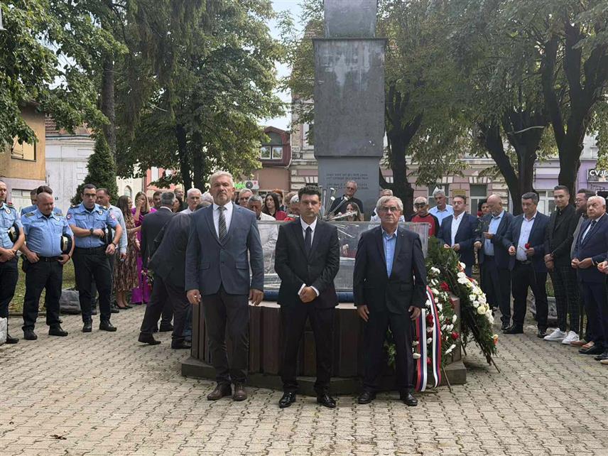 КОСТАЈНИЦА, 18. СЕПТЕМБРА /СРНА/ - Војска Републике Српске, која је прије 31 годину одбранила сјеверозападне границе Српске од хрватске агресије, тада је извојевала чисту и свијетлу побједу, а младе генерације треба да даље граде Републику Српску која им је предата, истакао је данас ратни командант одбране Козарске Дубице Пантелија Ћургуз.