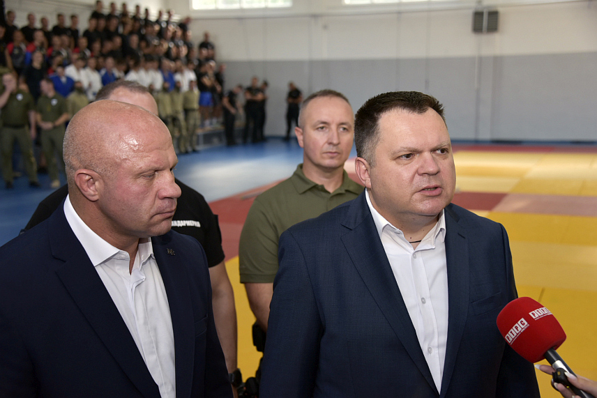 БАЊАЛУКА, 18. СЕПТЕМБРА /СРНА/ - Министар унутрашњих послова Републике Српске Жељко Будимир изјавио је да је легендарни руски ММА борац Фјодор Јемељаненко, којег је данас дочекао у Центру за обуку МУП-а Српске у Залужанима, велики пријатељ Републике Српске, Србије и Срба.	
