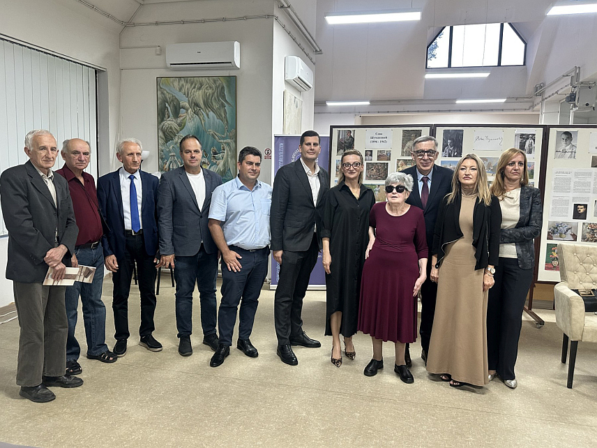 ВЕЛИКА ПЛАНА, 18. СЕПТЕМБРА /СРНА/ - У оквиру манифестације "Дани Српске у Србији", предсједник општине Велика Плана Страхиња Павешковић примио је данас делегацију Представништва Републике Српске у Београду, а у умјетничком дијелу програма публика је имала прилику да погледа монодраму "У знаку бијелог штапа" и концерт групе "Оне три" из Бањалуке.
