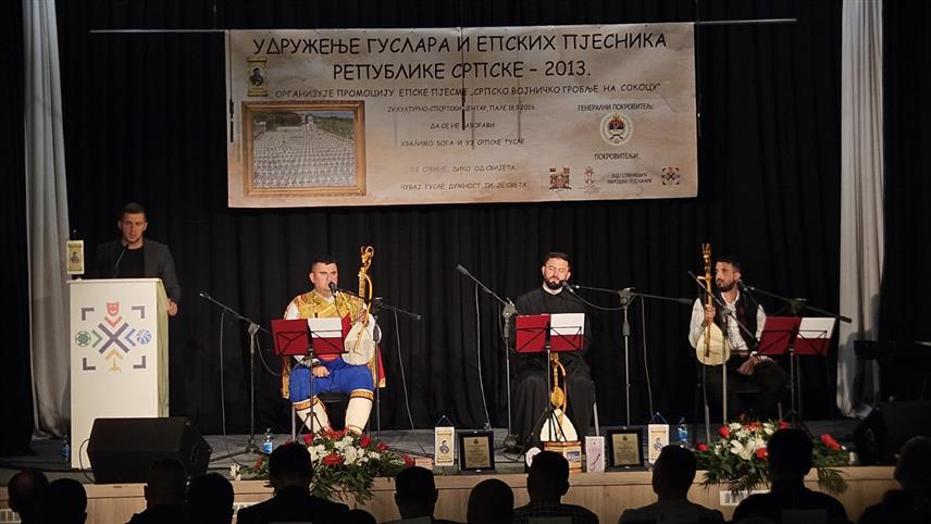 ПАЛЕ, 18. СЕПТЕМБРА /СРНА/ - На промоцији у Културном центру Пале, коју је организовало Удружење гуслара и епских пјесника Републике Српске, предсједнику Владе Српске Сави Минићу додијељена је златна плакета за подршку у снимању пјесме.