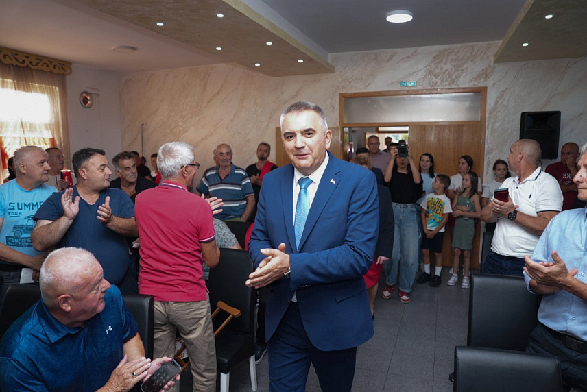 ВУКОСАВЉЕ, 19. СЕПТЕМБРА /СРНА/ - Кандидат СНСД-а за предсједника Републике Српске Саво Минић поручио је да му подршка честитих људи у Вукосављу даје снагу да се иде одлучно до побједе за стабилну и јаку Републику Српску.