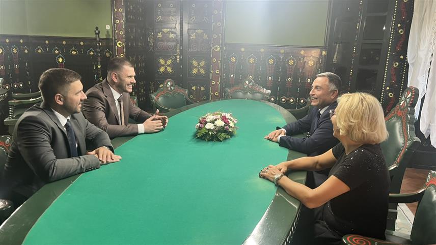 БЕОГРАД, 19. СЕПТЕМБРА /СРНА/ – Суботица има огроман потенцијал за додатни развој и унапређење сарадње са локалним самоуправама у Републици Српској, а бројна и веома активна завичајна удружења која дјелују у овом граду могу да буду мост сарадње у областима културе, образовања, спорта, али и привреде, оцијењено је на састанку делегација Републике Српске и града Суботице.