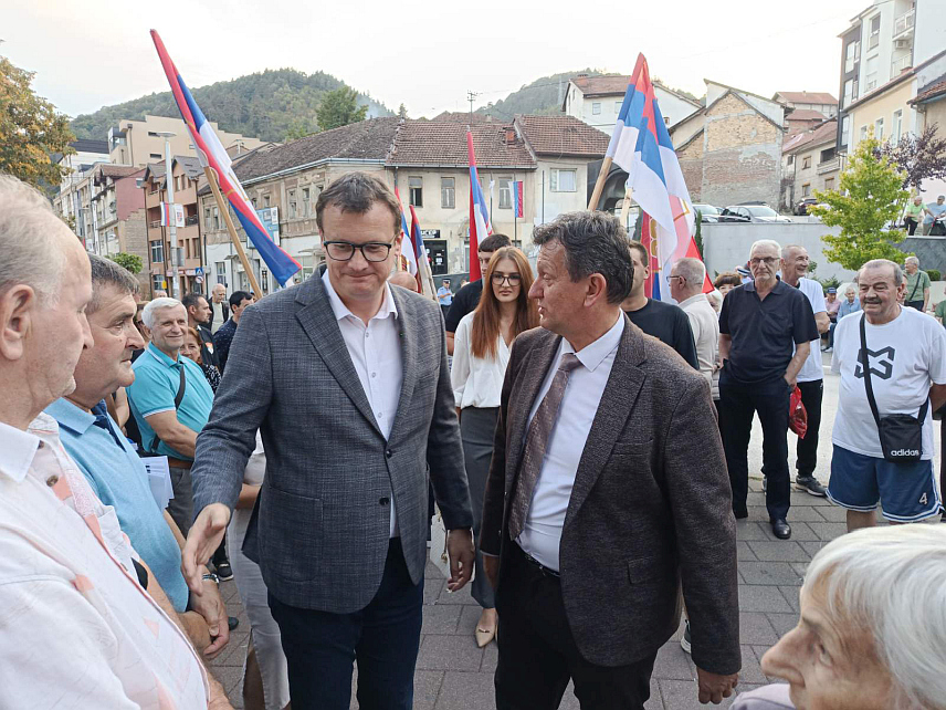 ЗВОРНИК, 19. СЕПТЕМБРА /СРНА/ - Кандидат СДС-а за српског члана Предсједништва БиХ Маринко Божовић и кандидат СДС-а за предсједника Републике Српске Бранко Блануша су разговарали за грађанима Зворника на платоу испред Робе куће "Зворничанка".