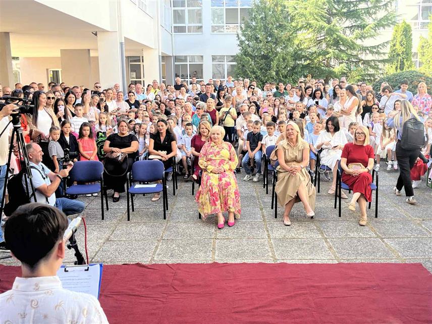 БАЊАЛУКА, 1. СЕПТЕМБРА /СРНА/ - Српски члан Предсједништва БиХ Жељка Цвијановић посјетила је данас бањалучку Основну школу /ОШ/ "Георги Стојков Раковски" поводом почетка школске године.
