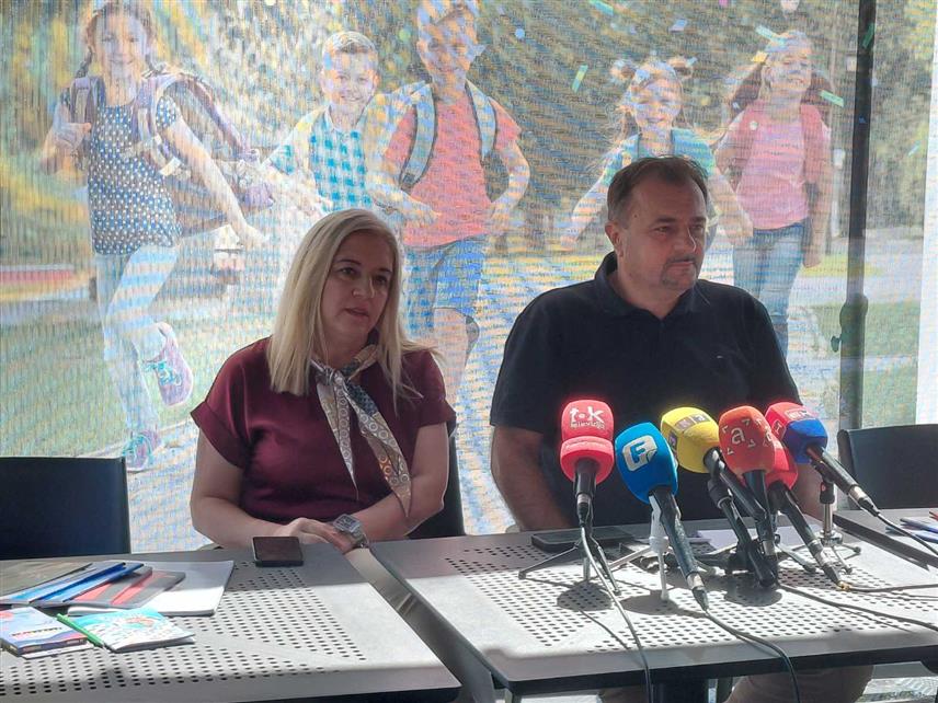 БАЊАЛУКА, 1. СЕПТЕМБРА /СРНА/ - Директор Уније послодаваца Републике Српске Саша Аћић и Сања Топић из бањалучког Удружења "Четири плус" на конференцији за новинаре.