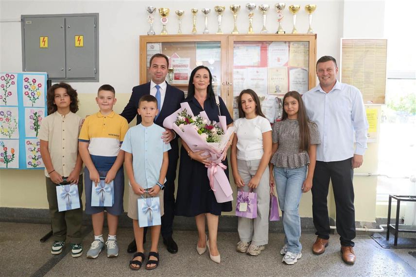 БАЊАЛУКА, 1. СЕПТЕМБРА /СРНА/ - Министар правде Републике Српске Горан Селак је разговарао са директором Основне школе "Иван Горан Ковачић" у бањалучком насељу Лазарево Драгишом Грмушом и ученицима, пруживши инстутуционалну подршку систему образовања, као кључном стубу развоја и унапређења друштва и правне државе.