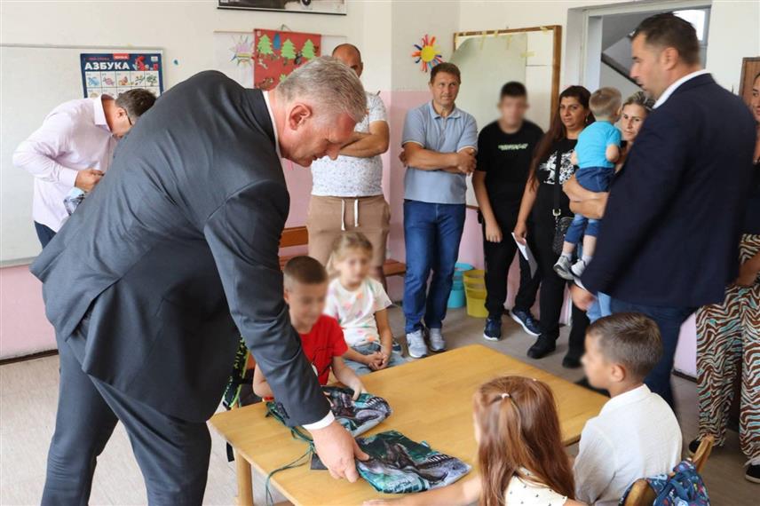 ЛОПАРЕ, 1. СЕПТЕМБРА /СРНА/ - У лопарском насељу Пељаве поново је почела да ради обновљена подручна основна школа у коју је уписано петоро ученика.